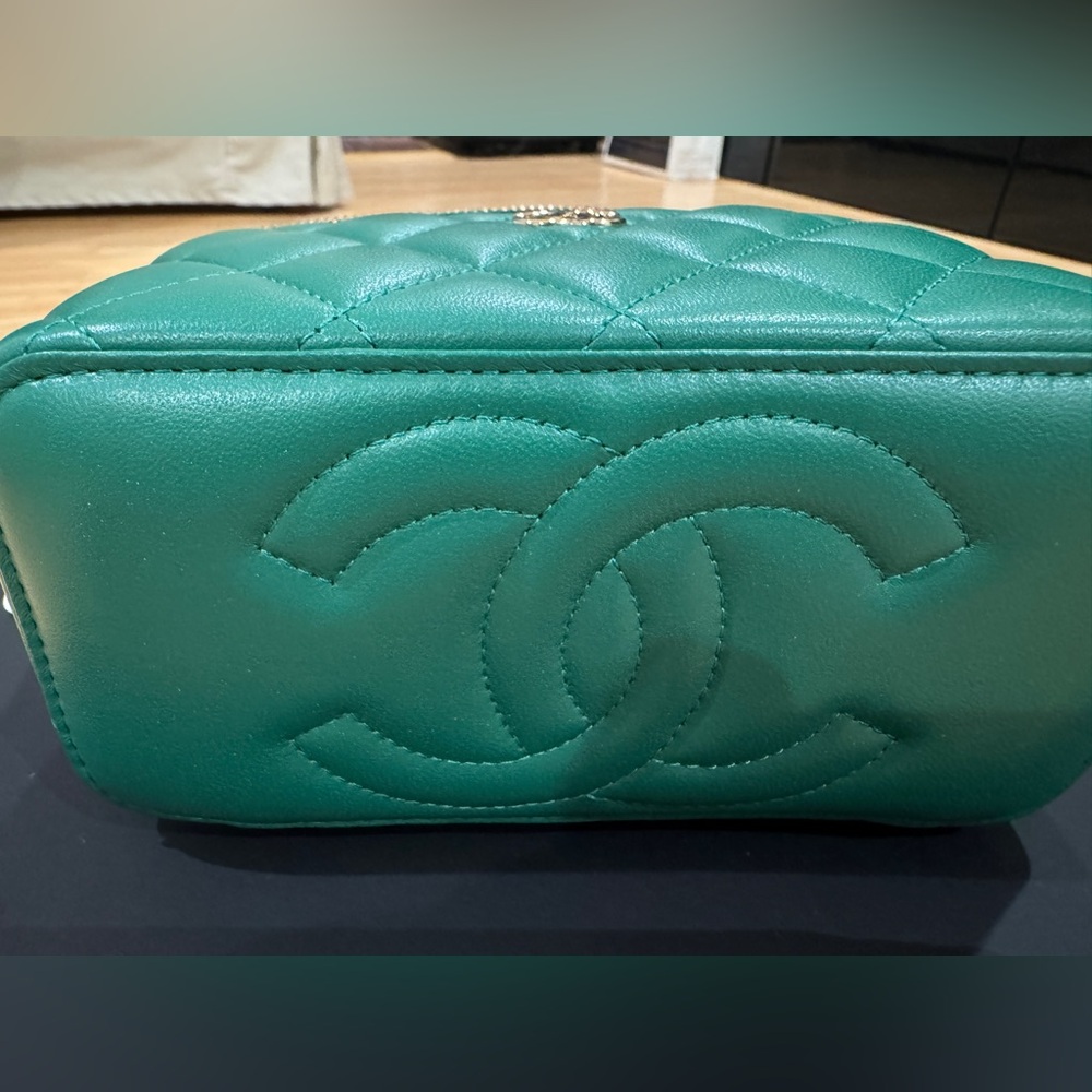 Chanel vanity bag with handle and chain. Excellent condition like new - Picture 2 of 9